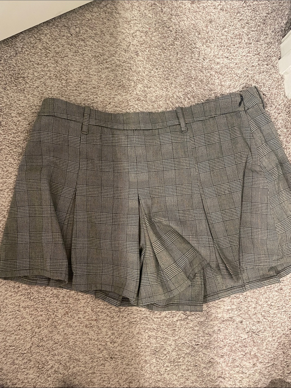 American Eagle Outfitters Plaid Pleated mini short size 16 33 inch waist nwt